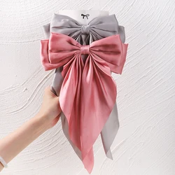 Pinza de pelo con lazo de raso para niña – Elegante