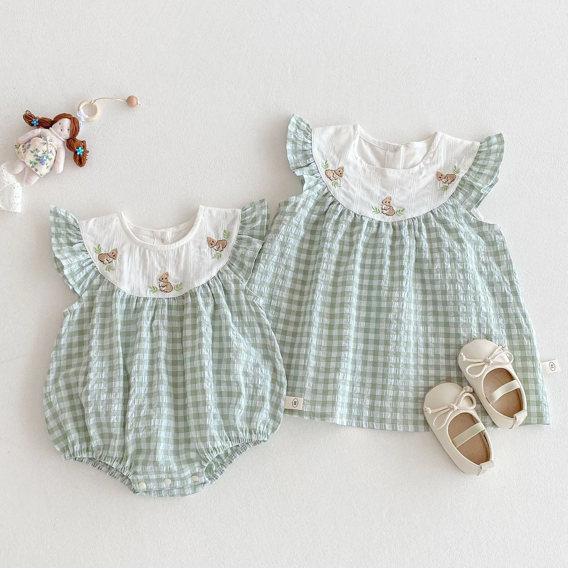 Vestido a cuadros de verano con manga voladora para niño – Bordado conejito - imagen 3