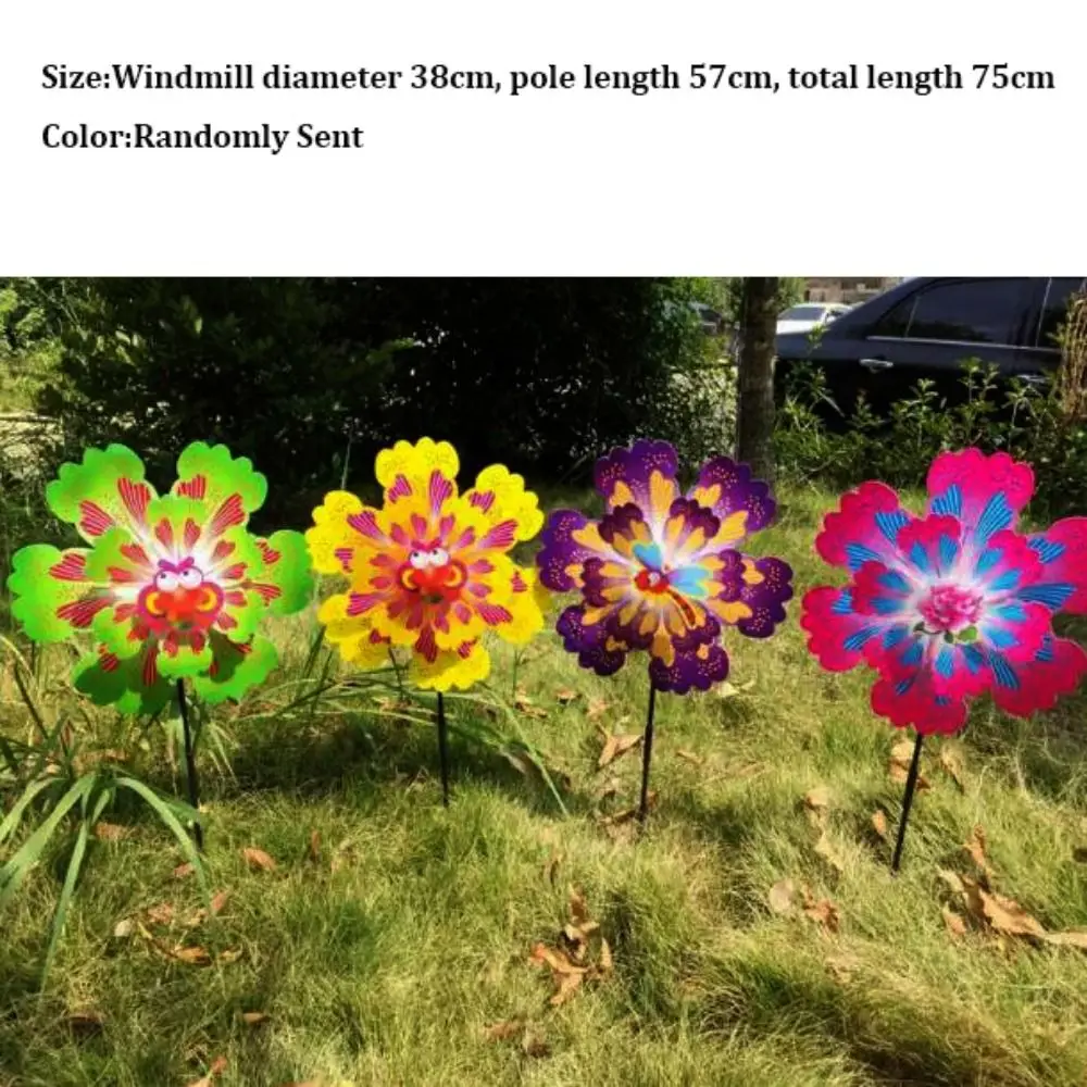 Molino de viento infantil multicolor con mariposas y abejas en jardín