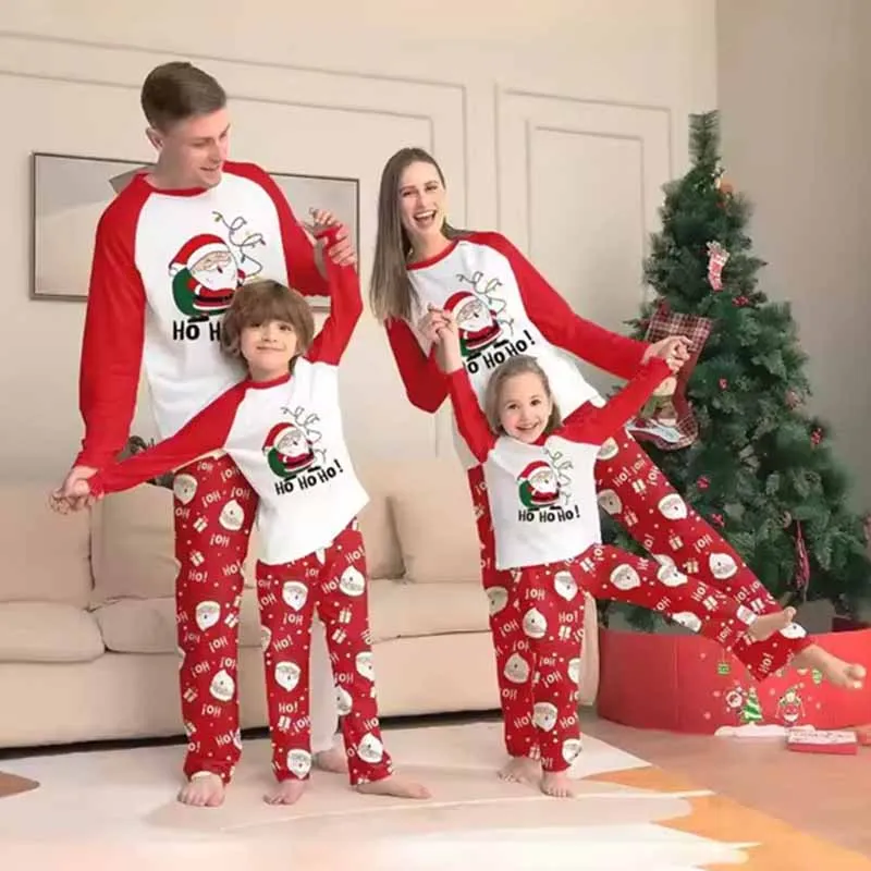 Familia con pijamas navideños coordinados