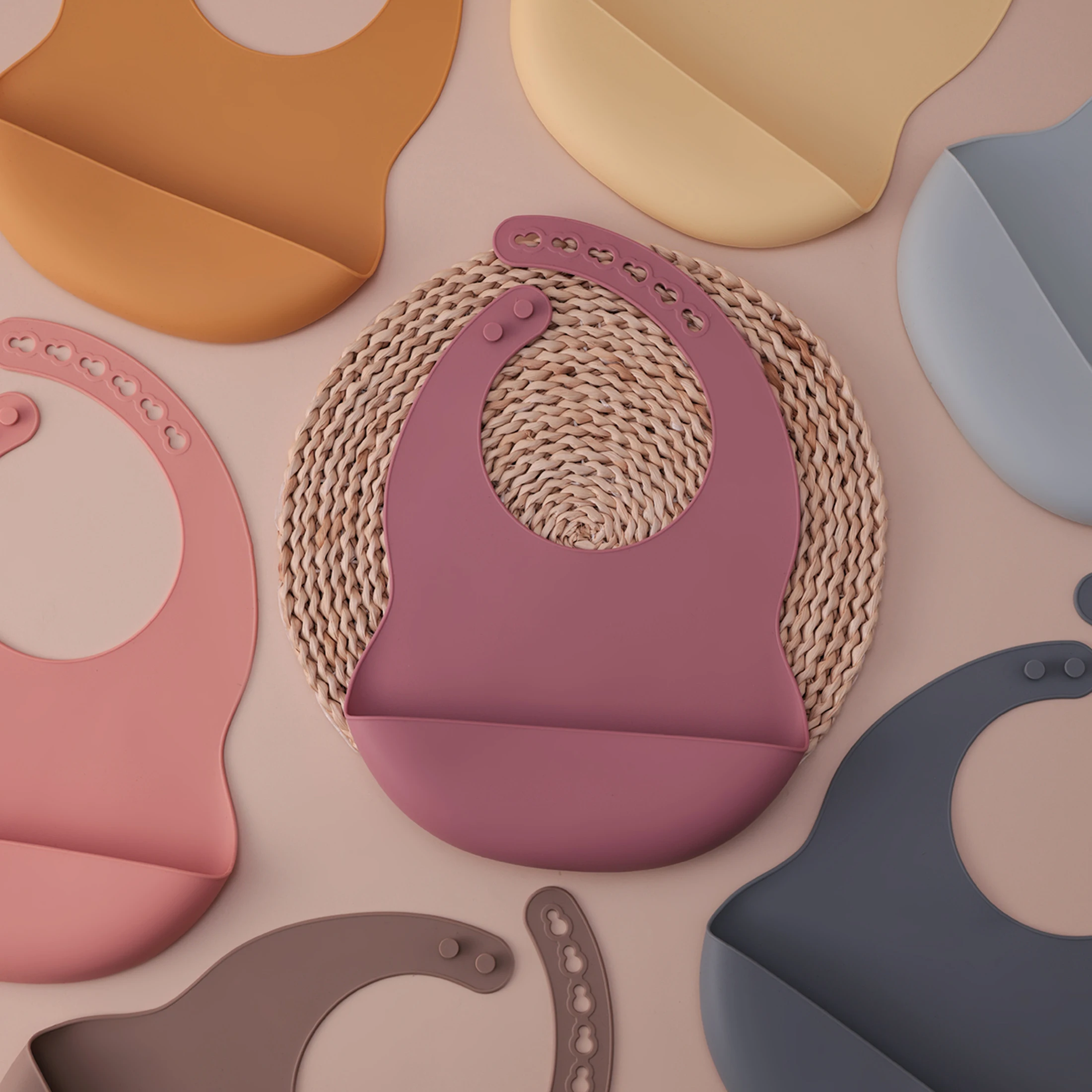 Babero de silicona de Color para niños, babero de alimentación impermeable ajustable, sin BPA, babero suave para baba, artículos esenciales para recién nacidos, toalla de Saliva, 1 Uds. - imagen 2