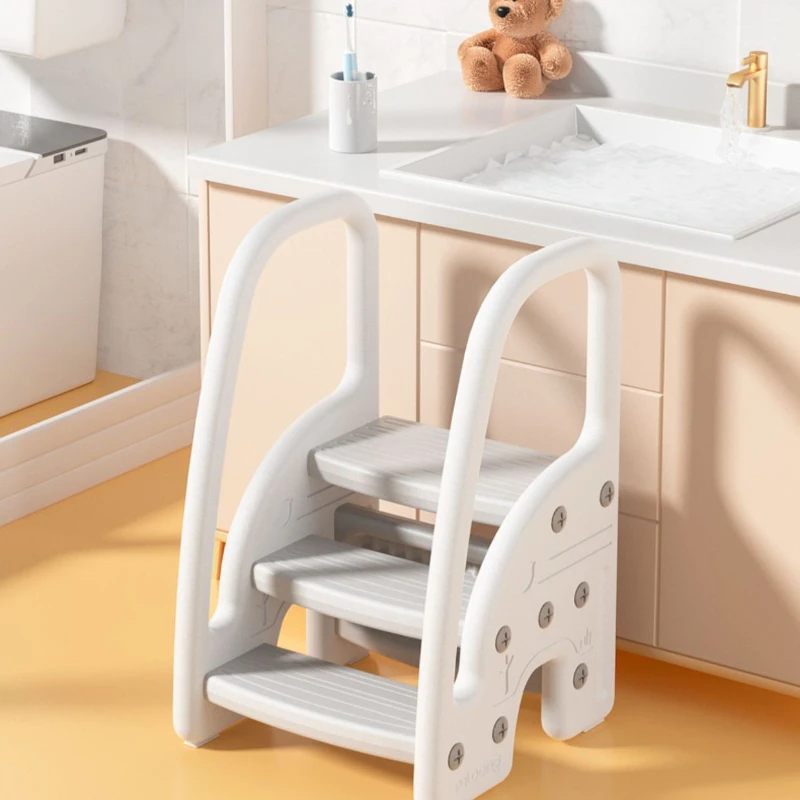 Taburete plegable que ahorra espacio: ayudante de baño de capacidad de 100 kg con reposapiés de tres escalones de material PP de secado rápido