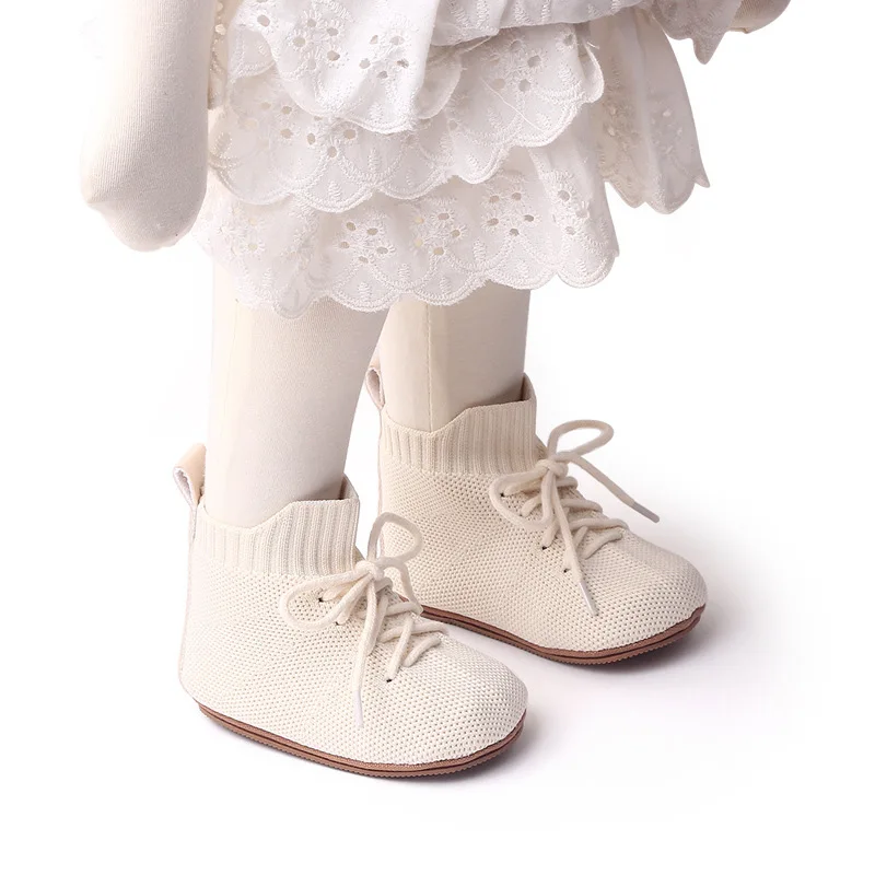 Botines de bebé en primer plano