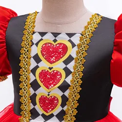 Disfraz de princesa con tutú, mangas abullonadas y corazones rojos