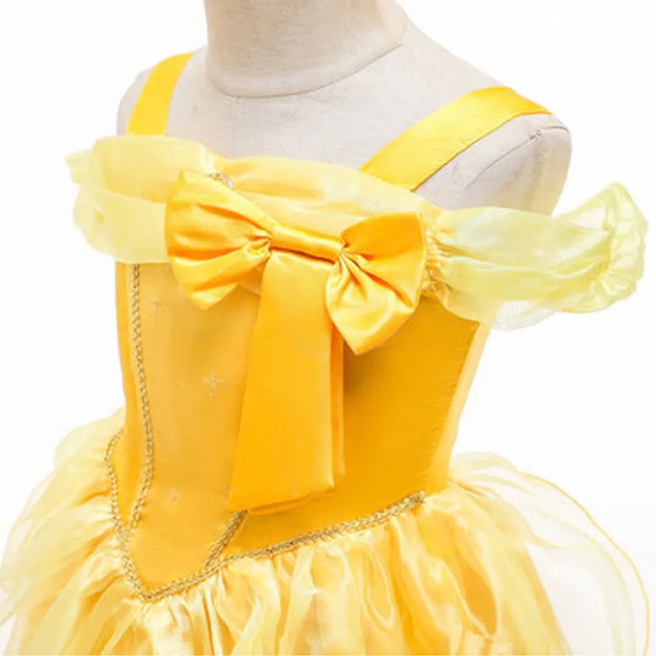 Un vestido amarillo con arco
