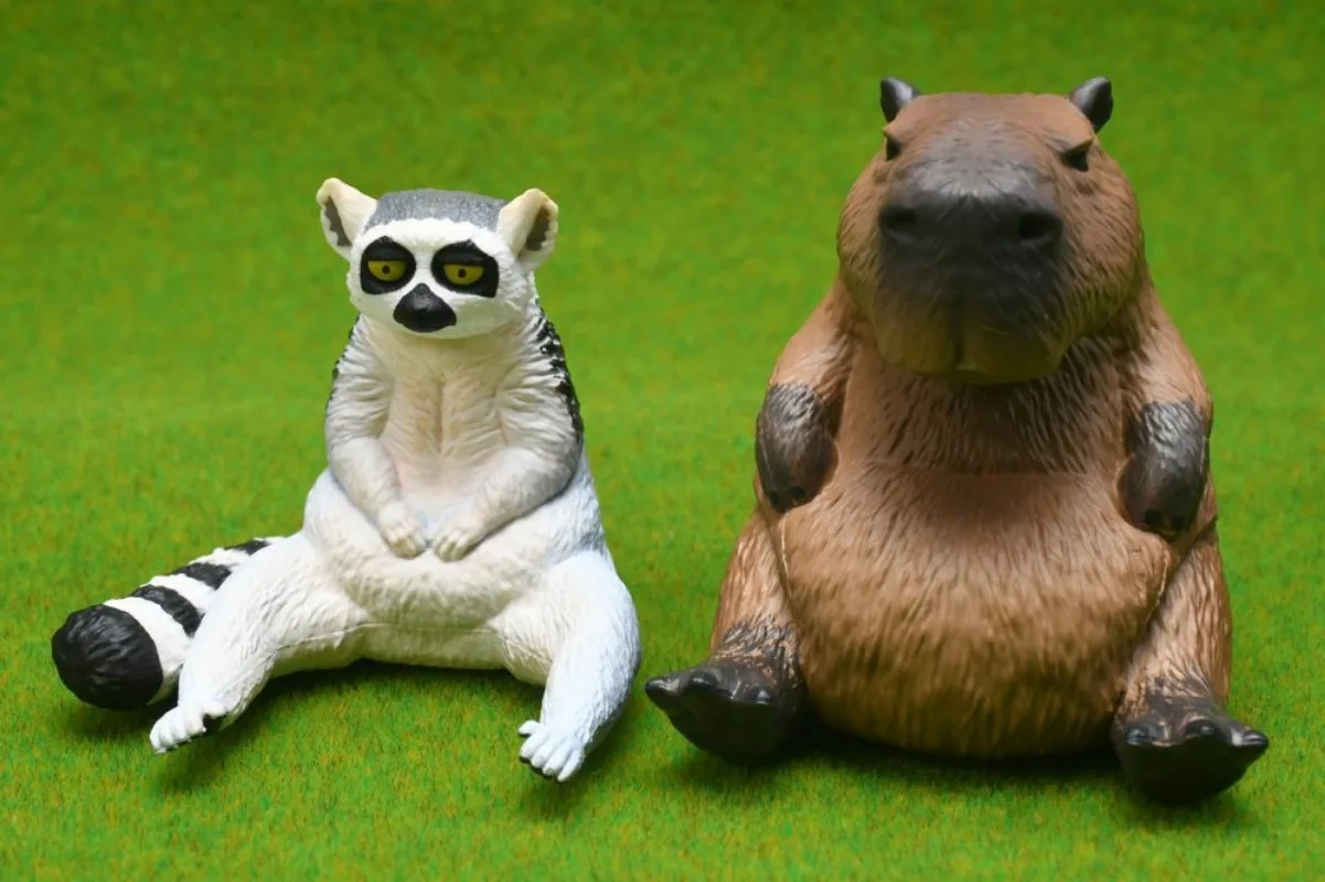 RBEN STUDIO Figura Capibara 5 Colas Juguete Coleccionable - imagen 4