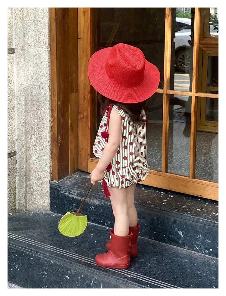 Niña usando el conjunto en actividades al aire libre