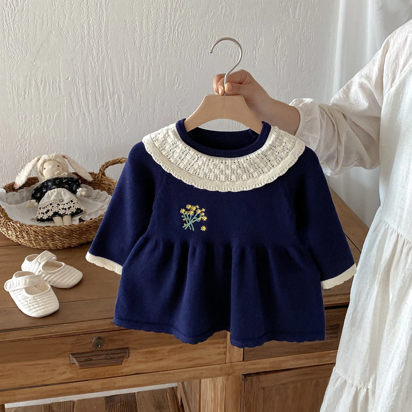 Vestido de punto para niña azul marino con cuello de volantes - imagen 3