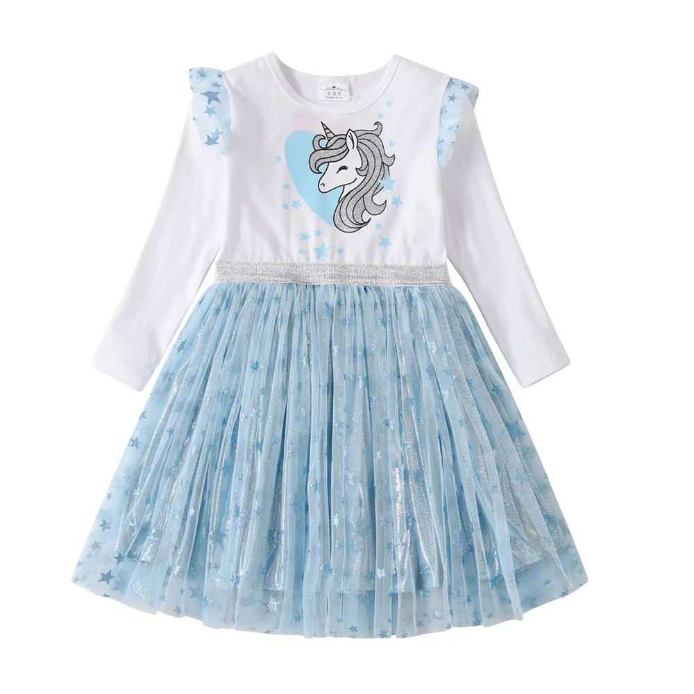 Detalle del estampado de unicornio en el vestido infantil