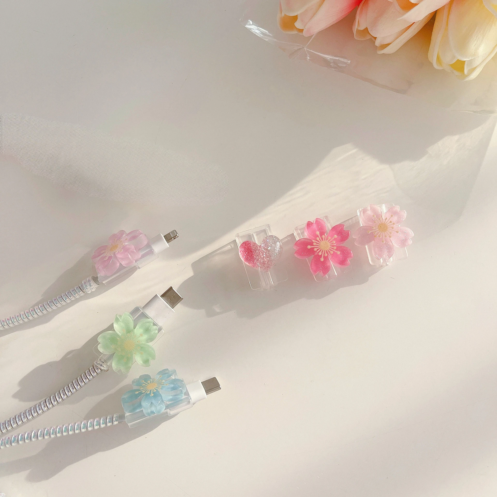 Protector de cable floral enrollado alrededor de un cargador tipo C