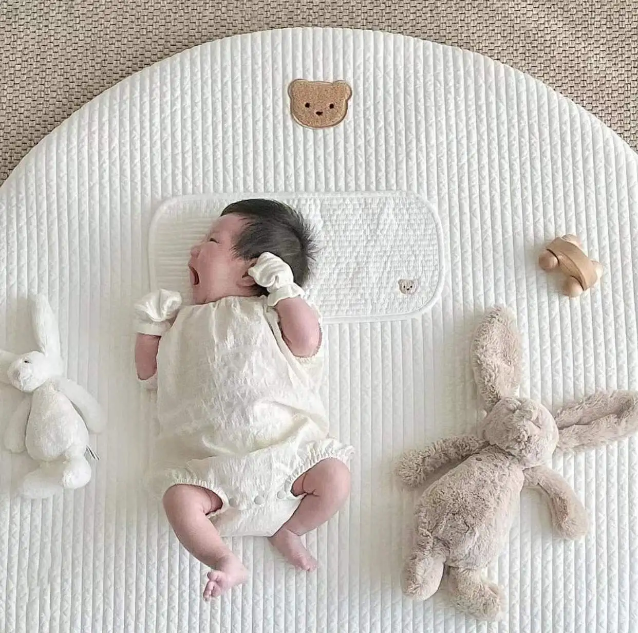 Alfombrilla circular para gatear bebé – lavable con bordado de conejo - imagen 5