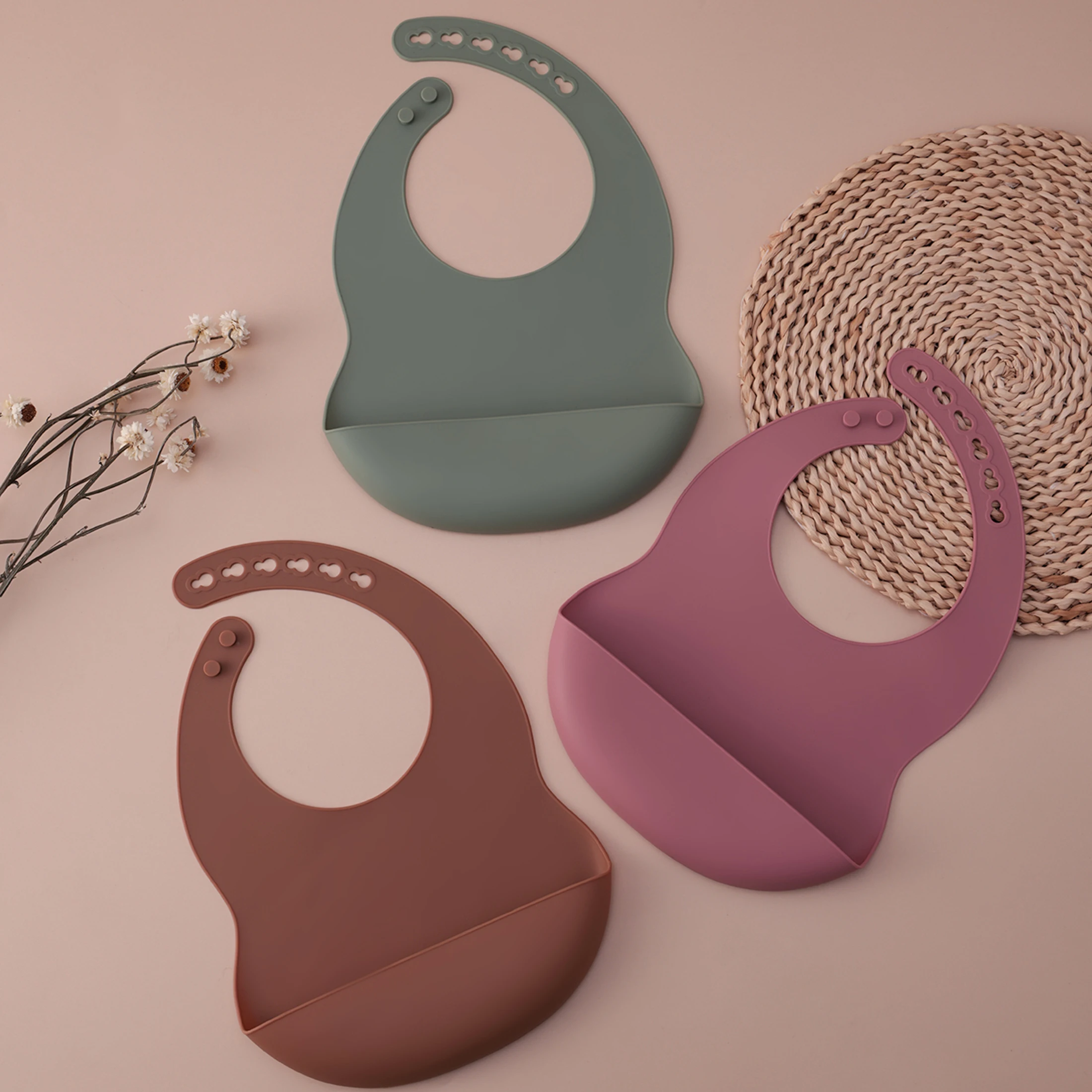 Babero de silicona de Color para niños, babero de alimentación impermeable ajustable, sin BPA, babero suave para baba, artículos esenciales para recién nacidos, toalla de Saliva, 1 Uds. - imagen 3