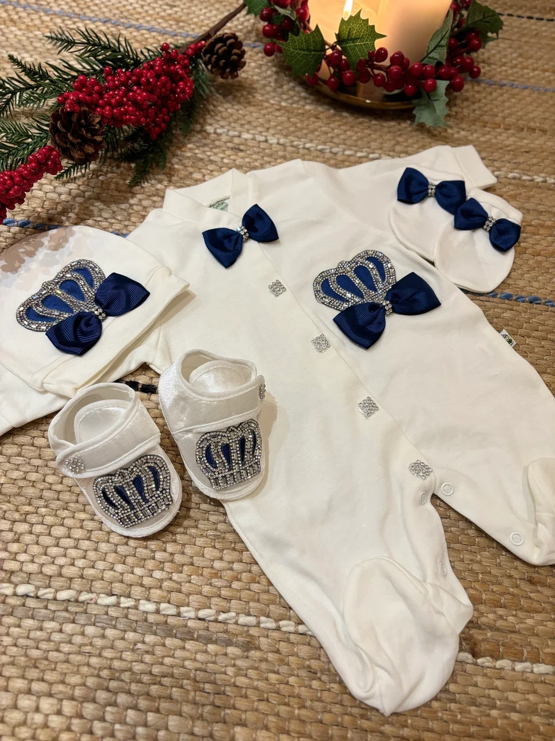 Dollbling Royal Blue Hospital Salida Lilax Baby Boy Joyas Corona Traje de esmoquin Canastilla Juego de regalo de 4 piezas 0-3 meses