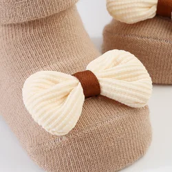 Calcetines antideslizantes con estampado floral para recién nacido