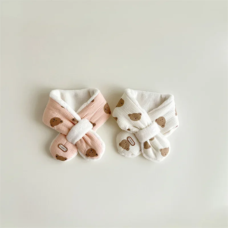 Bufanda coreana con estampado de oso de dibujos animados para bebé, bufandas cruzadas gruesas y cálidas de felpa para invierno, bufanda protectora para el cuello para niños y niñas, nuevo - imagen 4