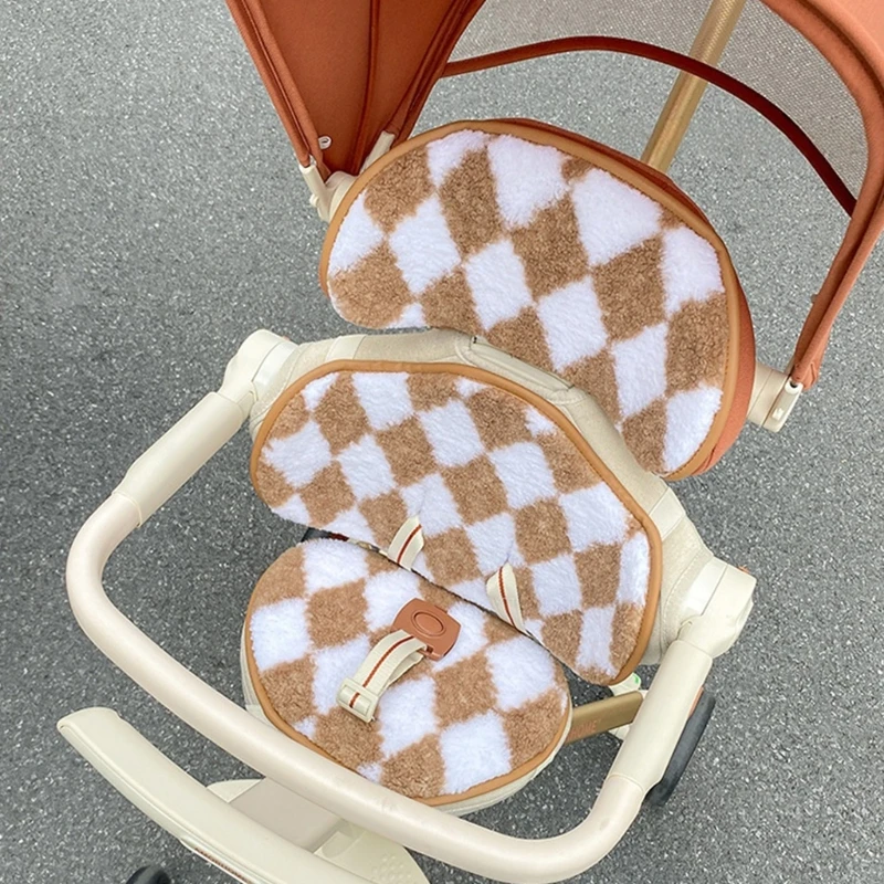 1 Juego de cojín de asiento de cochecito de bebé cálido de felpa de invierno, carro Universal para niños, soporte para cabeza y cuerpo, almohadillas de forro de asiento con cinturón fijable - imagen 3