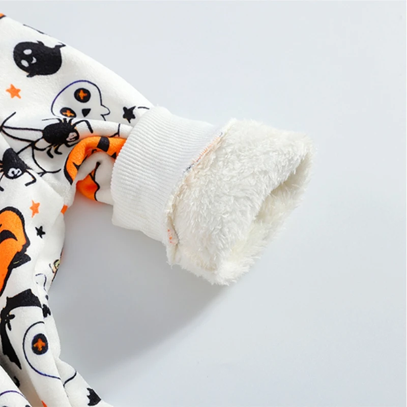 Mameluco con capucha cálido de otoño e invierno para bebé neutro de género: lindo mono con estampado de calabaza y fantasma, mono acogedor para Halloween al aire libre - imagen 5