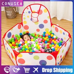 Parque infantil con piscina de bolas y cesta para bebés