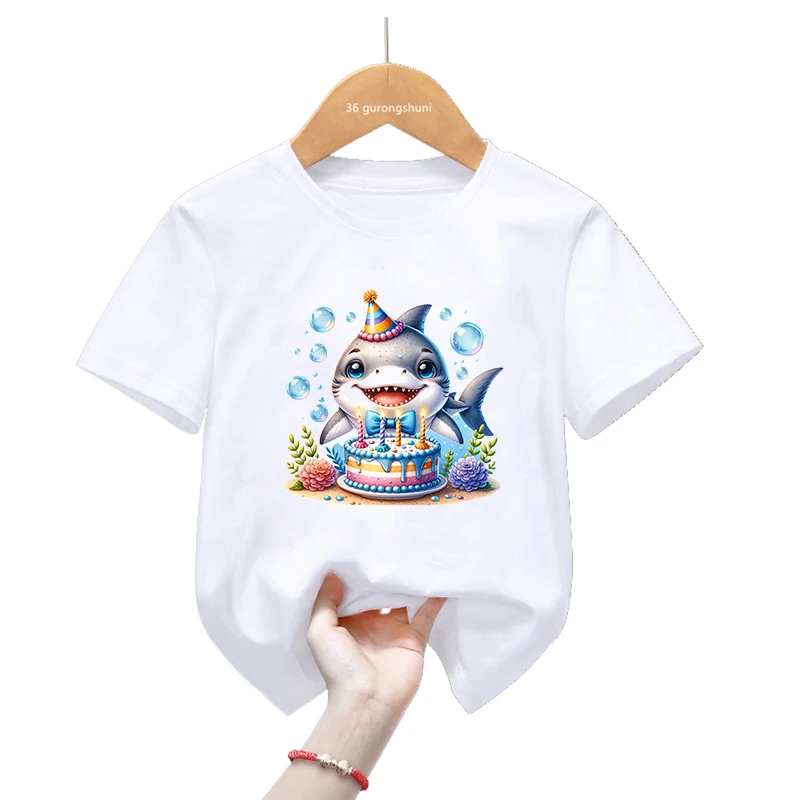 Camiseta infantil con estampado de tiburón acuarela para niños