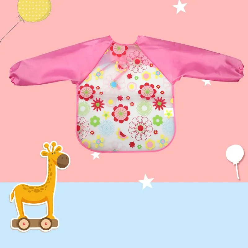 Chubasquero infantil con estampado floral en la parte delantera. El chubasquero es rosa con un diseño floral blanco que incluye varios colores de flores.