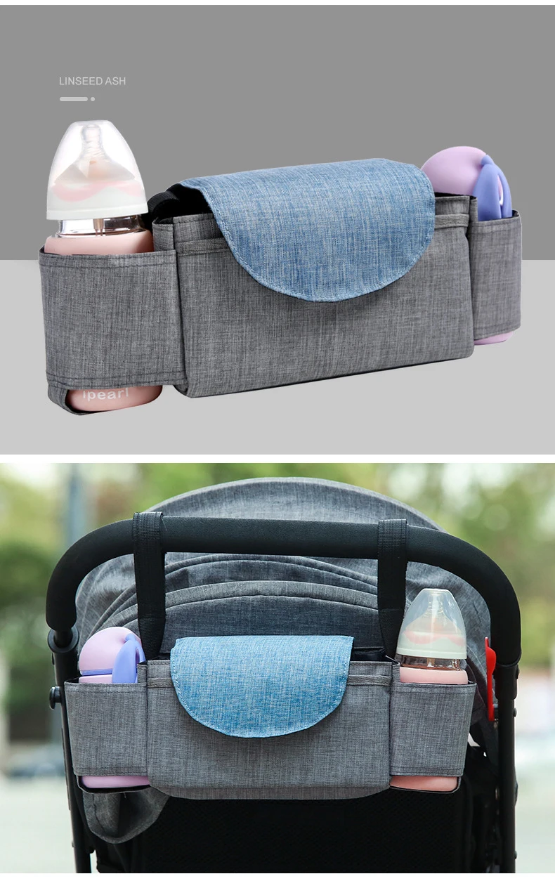 Cochecito con compartimento portaobjetos en la parte trasera. El compartimento está diseñado para contener varios artículos para bebés y parece estar organizado con compartimentos y bolsillos. Dentro del compartimento hay artículos como un biberón, un chupete y posiblemente otros artículos esenciales para el bebé.