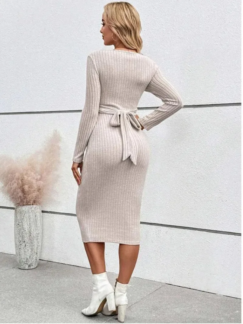 Vestido prémamá azul marino en modelo de embarazo avanzado