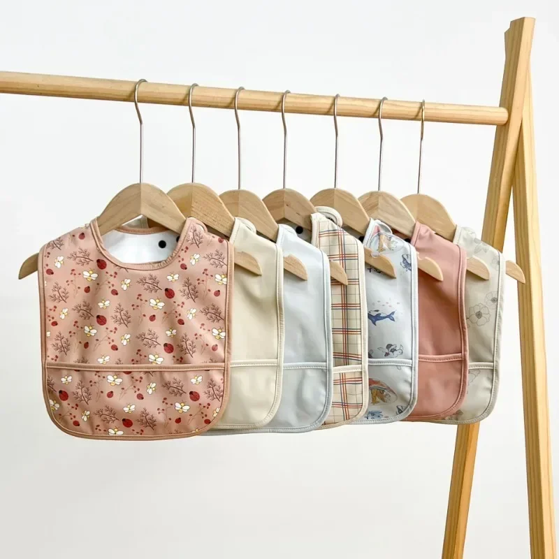 Baberos impermeables para bebé, tela para eructar de dibujos animados para recién nacidos y niños, bata artística, babero para alimentar, delantal con bolsillo, toalla para Saliva para niños y niñas