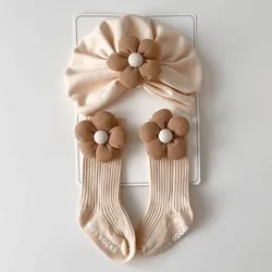 Conjunto recién nacido: calcetines ligeros y sombrero con flores