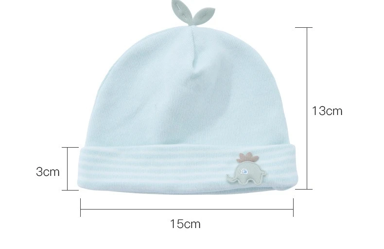 Bebé usando el gorro en entorno exterior