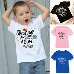 Camiseta niño manga corta con print "Mi abuela me ama hasta la luna"