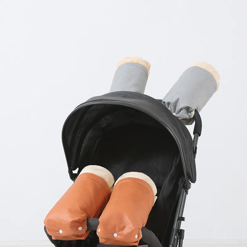 1 par de nuevos guantes impermeables a prueba de viento de cuero PU para cochecito de bebé, forro polar cálido para invierno, cochecito, manguito de mano con botones - imagen 5