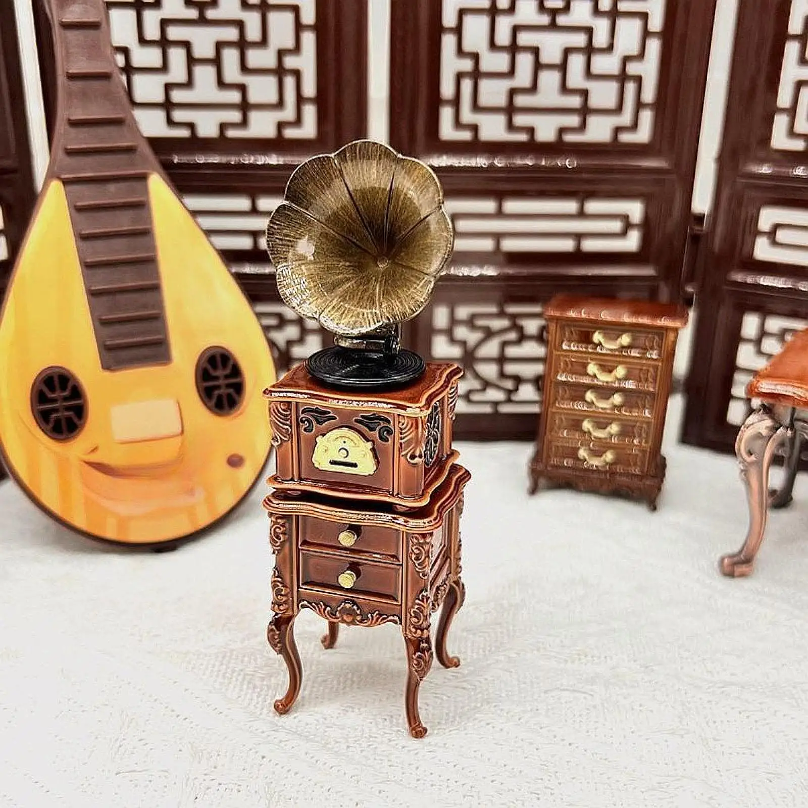 Gramófono en miniatura escala 1:12 con gabinete retro para decoración de micropaisaje - imagen 3