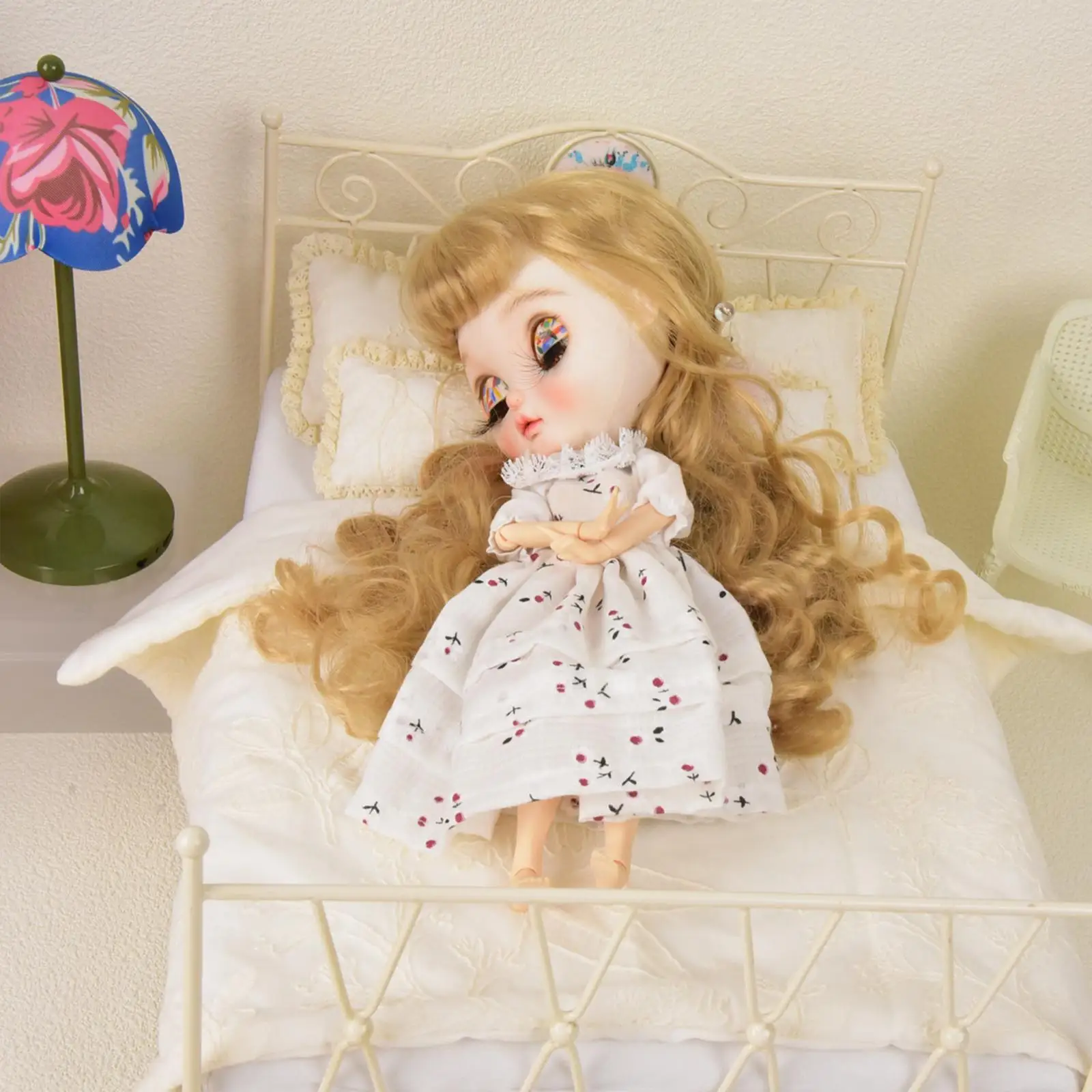 Cama de hierro para casa de muñecas, cama doble de simulación con colchón, muebles en miniatura para habitación, modelo DIY, diseño de escena de vida en casa, juego de rol, 1/6 - imagen 4