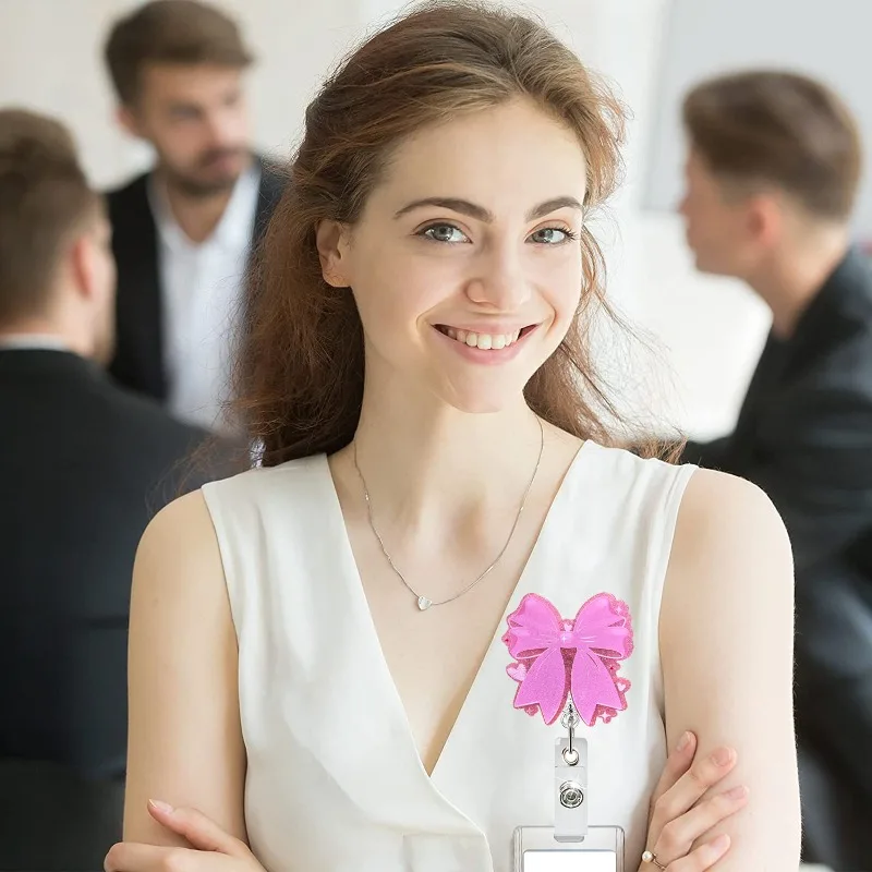 Clips de insignia retráctiles y giratorios con lazo rosa acrílico, hebilla de identificación médica para mujer, carrete de insignia fácil de tirar, 1 ud.
