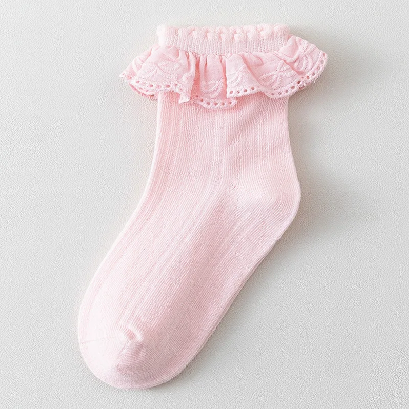 Un calcetín rosa con un adorno de encaje