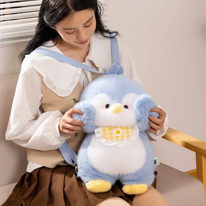 Mochila infantil de peluche con forma de pingüino - imagen 4