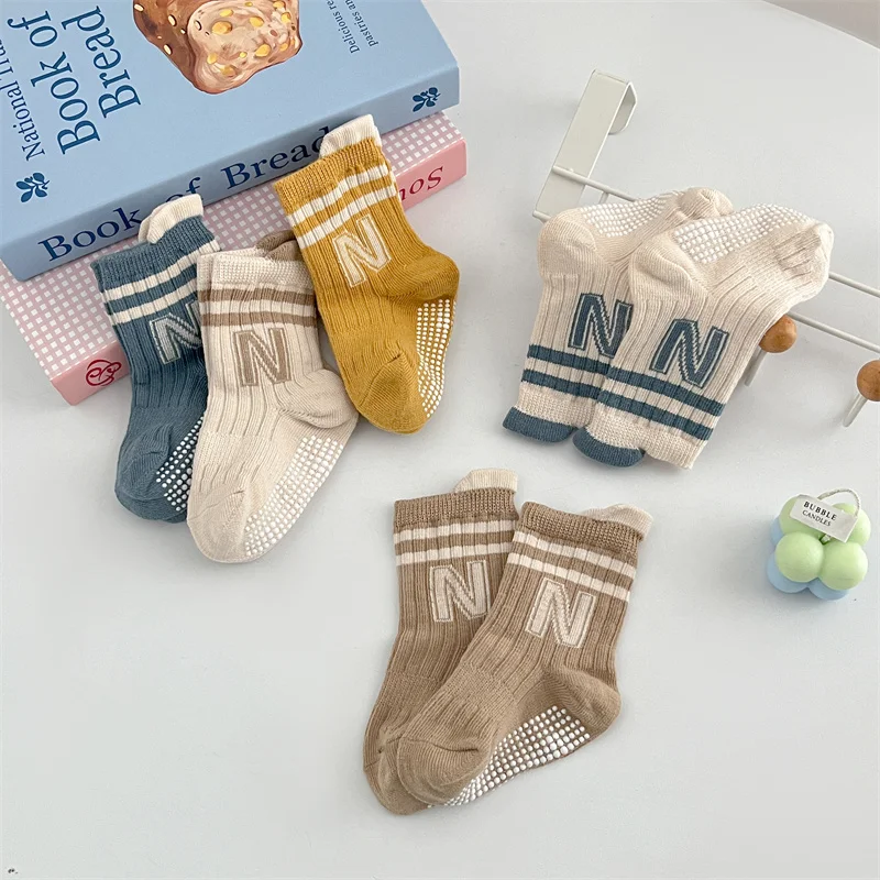 3 par/lote calcetines antideslizantes con letras para bebé, calcetines cortos de algodón suave para niños pequeños, calcetines bonitos a rayas para niños y niñas de 0 a 5 años - imagen 3
