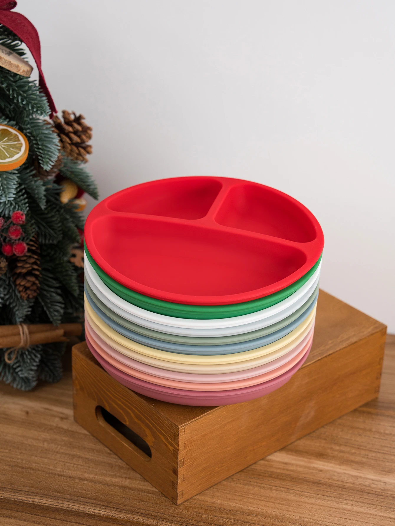 Color niños 1 pieza sin BPA plato de comedor de silicona para bebé con ventosa plato de alimentación de entrenamiento para niños vajilla para niños suministros de Navidad - imagen 5