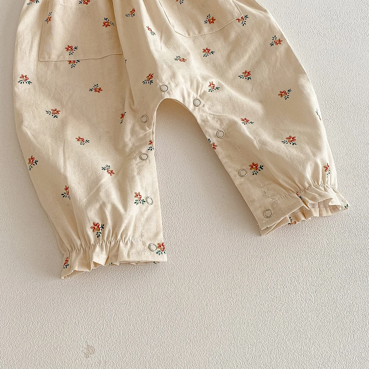 Mono bebé de punto con volante y estampado floral - imagen 5