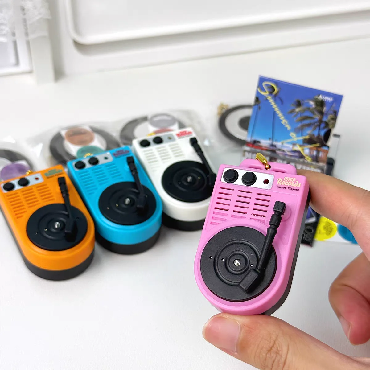 Juguetes, juguetes cápsula de espíritus, lindo kawaii, reproducción de doble registro! Figuras colgantes bc de casa de muñecas de mascota de tocadiscos Retro en miniatura - imagen 5