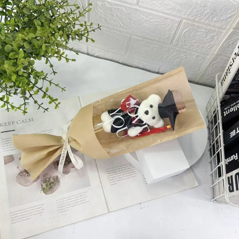 Ramo oso peluche con flores de girasol para graduación - imagen 4