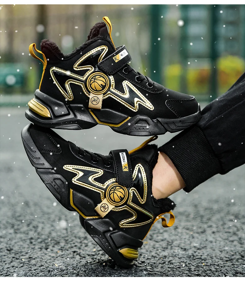 Un par de zapatillas negras con detalles dorados. El diseño incluye un logotipo prominente en el costado, que parece ser una pelota de baloncesto con una estrella alrededor, lo que sugiere que estos zapatos podrían estar relacionados con una marca de baloncesto o una colaboración con un tema de baloncesto.