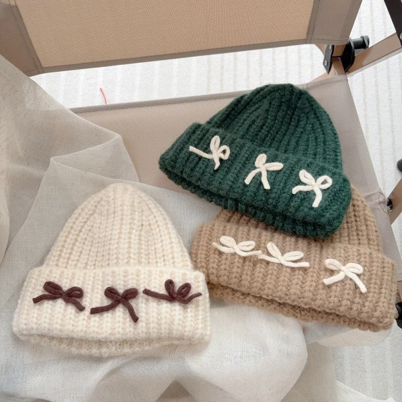 ¡Sombrero de punto suave para niños de estilo coreano! Almohadillas gruesas con bonito lazo, diseño versátil a prueba de viento, cálido y cómodo, elegante. - imagen 3
