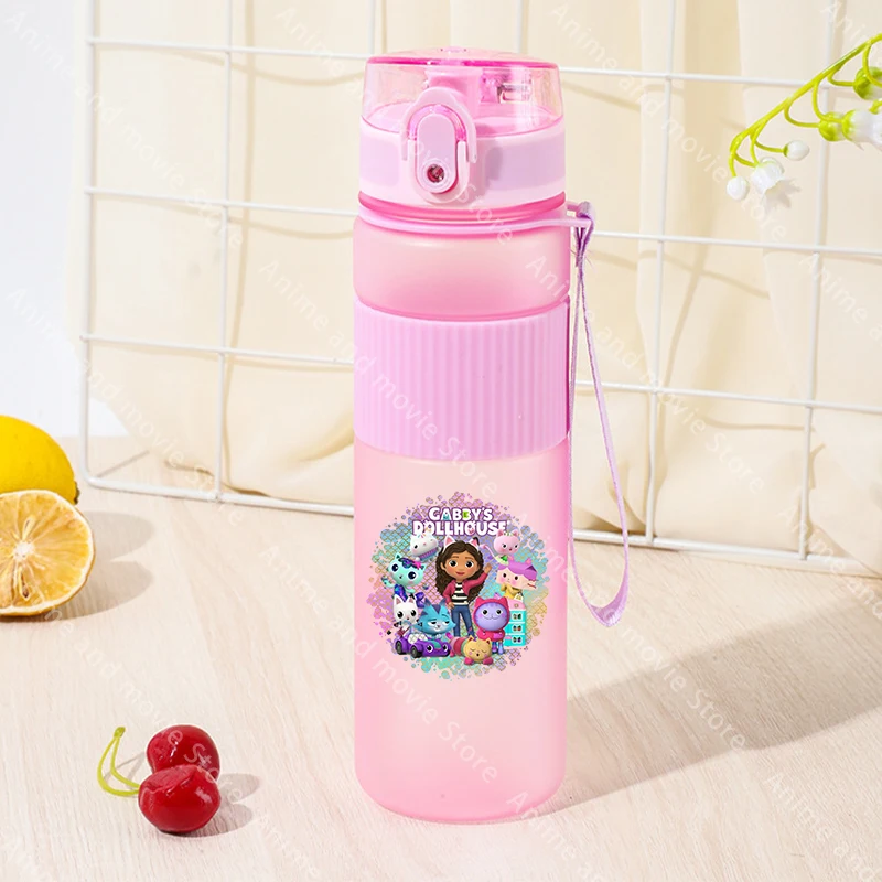 Casa de muñecas Gabby de 550ML, botella de agua deportiva para niñas, vasos de plástico reutilizables portátiles, taza de agua para viajes al aire libre, regalos de cumpleaños de moda - imagen 2