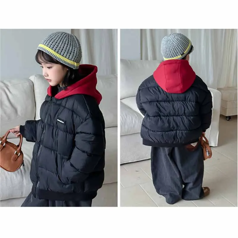 Chaqueta con capucha puesta