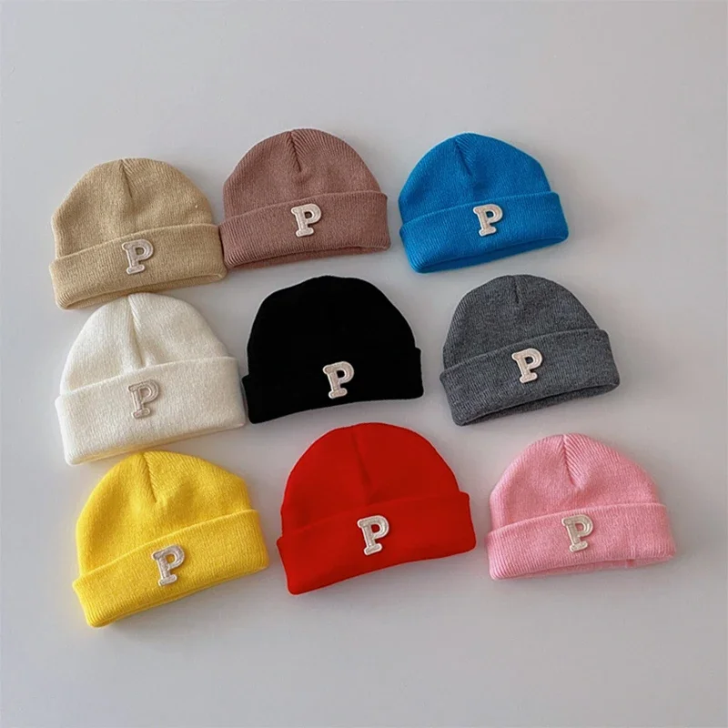 Gorros térmicos blancos con letras P para bebé, gorros cálidos de lana de punto para niños, moda coreana, Otoño e Invierno - imagen 3
