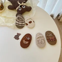Calcetines antideslizantes con oso café para niño