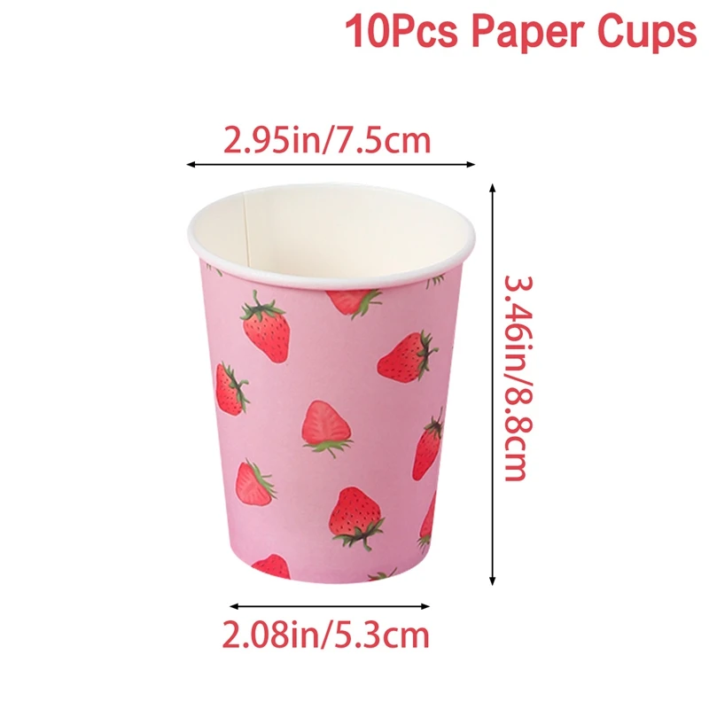 Una taza rosa con fresas