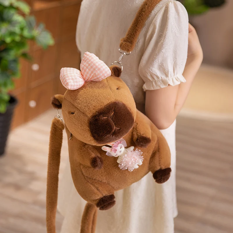 Mochila capibara felpa Kawaii – Diseño adorable con lazo para niño
