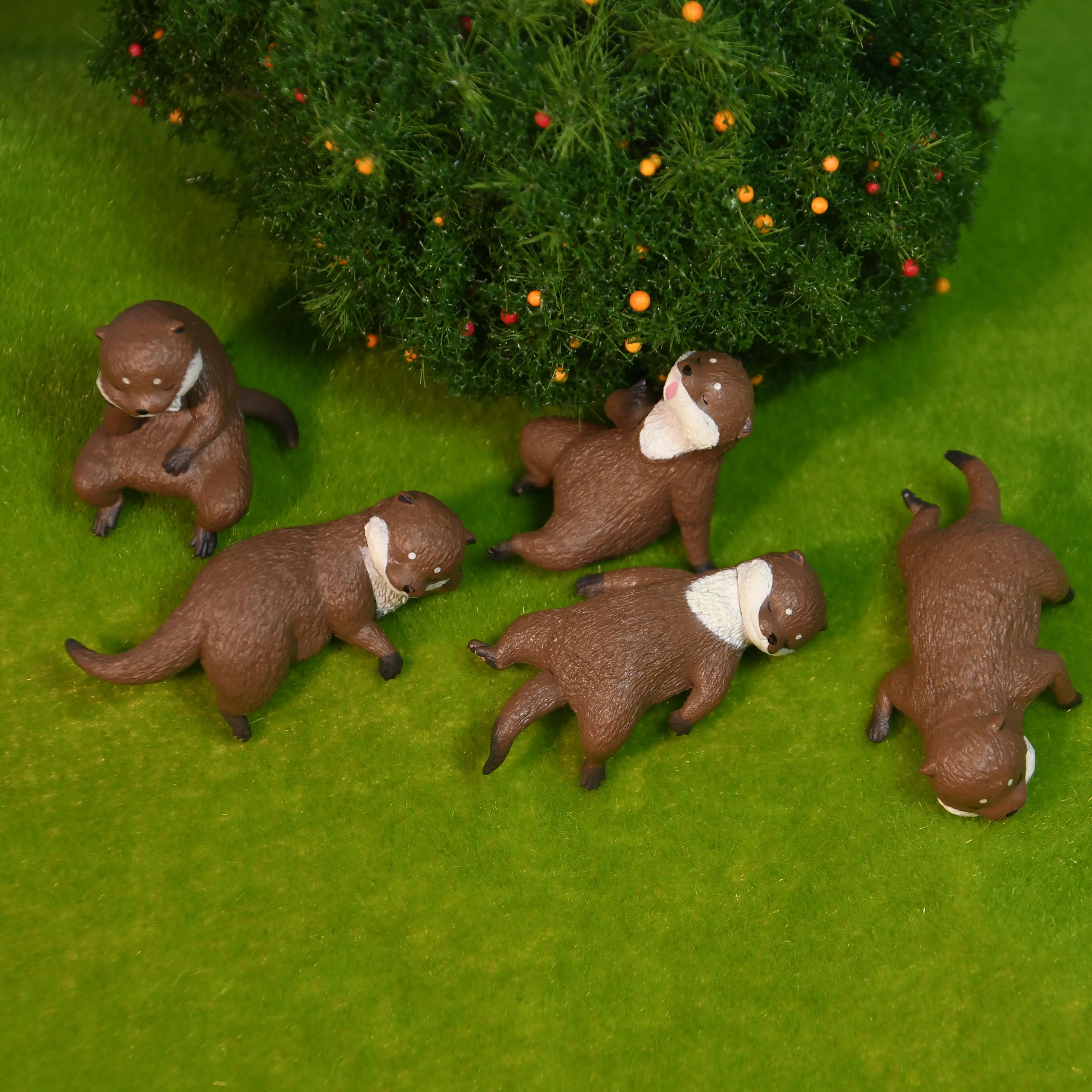 Figura de juguete animal tipo lontra con garras y descanso - imagen 3